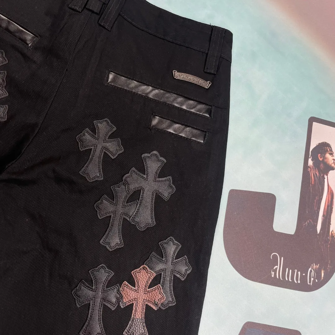 🅿️290 🔘Style number-KL119 🔘Chrome Hearts𝐂𝐡𝐫𝐨𝐦𝐞 𝐇𝐞𝐚𝐫𝐭 Black and brown camouflage cross patch leather casual jeans* Trendy people who pursue the ultimate fashion, Chrome Hearts new overalls are here! It breaks tradition and cleverly integrates camouflage cross elements, which is the same style as Mattyboy. These pants boldly combine elements of jeans and casual pants, bringing endless matching possibilities to outfit enthusiasts. The main body is black, showing mystery and coolness. It is unique in the leather design and color matching. It can be called a classic among jeans. The pants overall present a unique retro style, with a wide-legged and loose fit. The mid-high waist design not only elongates the leg lines, but also creates a lazy and casual atmosphere. It is full of comfort and sophistication. Trendy men and women should not miss it. There are as many as 40 panels on the entire trousers, giving the trousers an unparalleled texture. Taking size W34 as an example, every detail is perfectly ergonomic and demonstrates high-end quality. Whether it is daily outings, social gatherings, or exploring new fashion styles, Chrome Hearts black denim casual pants can satisfy all your imagination of fashion and lead you to be at the forefront of trends.  Size: S M L XL XXL (28.30.32.34.36) Color: Black
